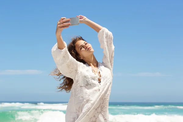 Νεαρή γυναίκα που παίρνει selfie — Φωτογραφία Αρχείου