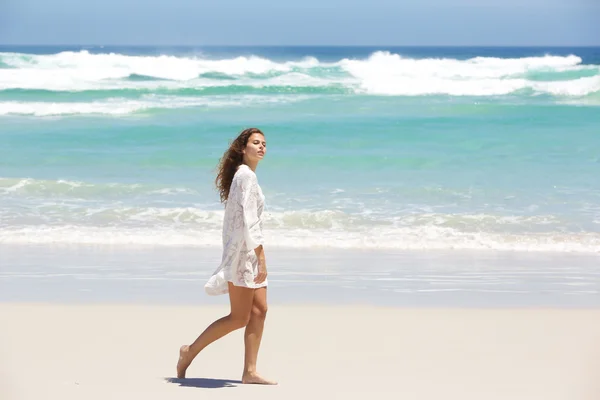 Junge Frau im Sommerkleid — Stockfoto