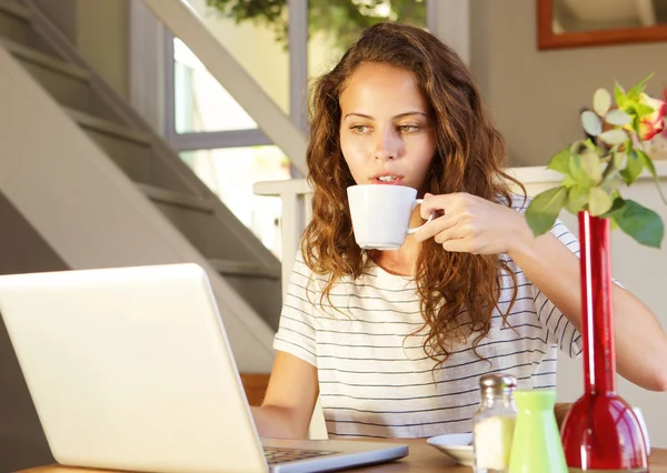 Jonge vrouw werkt op laptop — Stockfoto