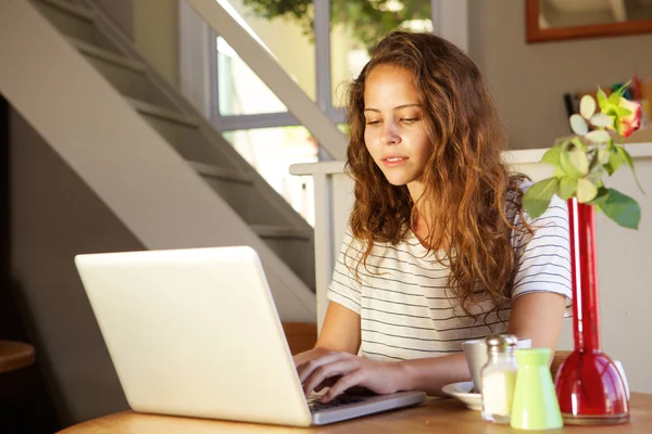 Giovane donna digitando sul computer portatile — Foto Stock