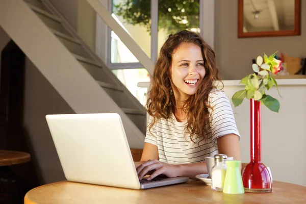 Giovane donna con computer portatile a casa — Foto Stock