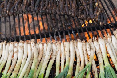 Barbekü üzerinde calsots