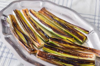 Bir plaka ile pırasa closeup