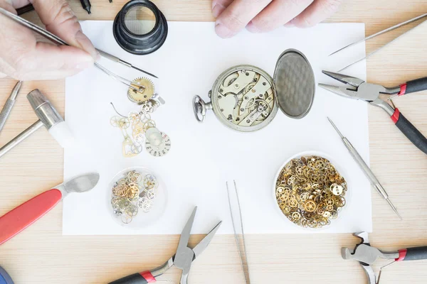 Reparatie en restauratie van horloges — Stockfoto