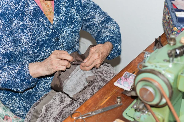 Detail Senior sewing — Stock Photo, Image