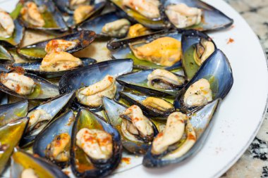 Buğulanmış midye çanağı