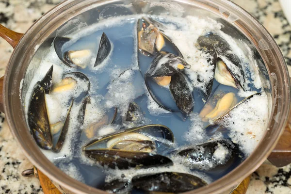 Detalle de los mejillones de cocina — Foto de Stock