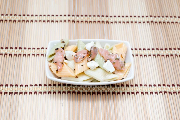 Pasta fresca con salmone e formaggio — Foto Stock