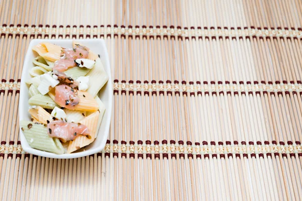 Pasta fresca con salmone e formaggio — Foto Stock