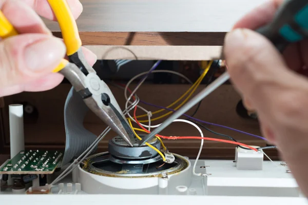 Repairing clock radio — Stock Photo, Image