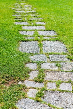 taş döşeli bahçe