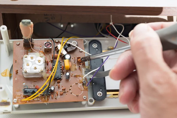 Repairing clock radio — Stock Photo, Image