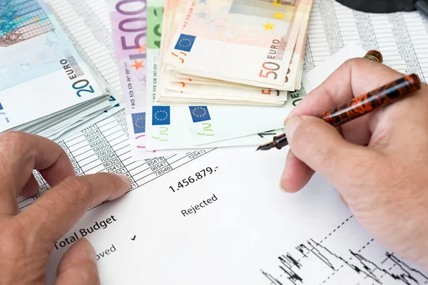 Untersuchung der finanziellen Möglichkeiten — Stockfoto