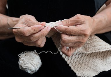 yaşlı kadın tığ 