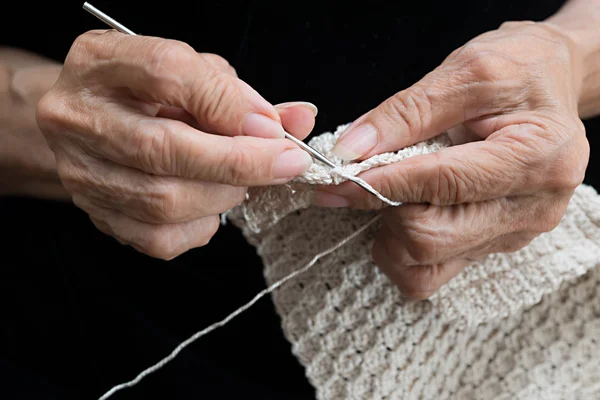 Older woman crocheting — Stock Photo, Image