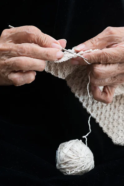 Older woman crocheting — Stock Photo, Image