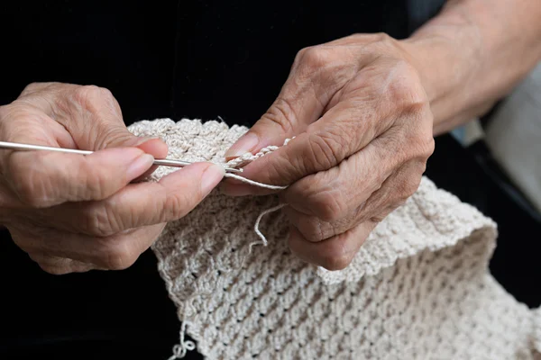 Older woman crocheting — Stock Photo, Image