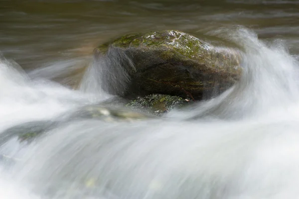 Říční voda pohybující — Stock fotografie