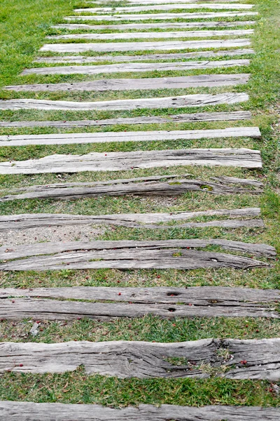 庭の木製の枕木 — ストック写真