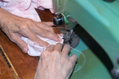 Kişi dikiş makinesi