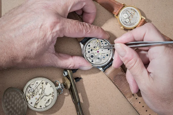 Reparatie van horloges — Stockfoto