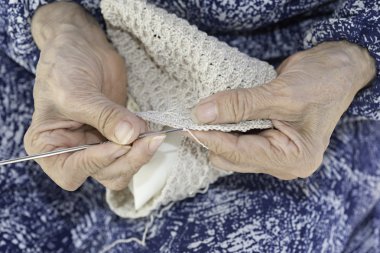 Yaşlı crocheting eller