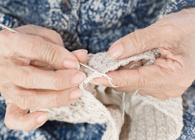Yaşlı crocheting eller