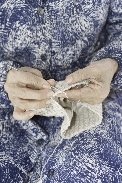 高齢者のかぎ針編みを手します。 — ストック写真