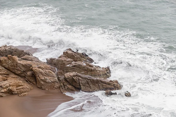 Rotsachtige kust — Stockfoto