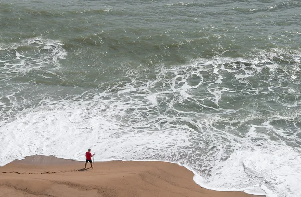 Muž lonely beach — Stock fotografie