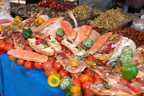 Mercado tradicional de alimentos preparados —  Fotos de Stock