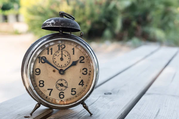 Landschap met oude alarm klok — Stockfoto