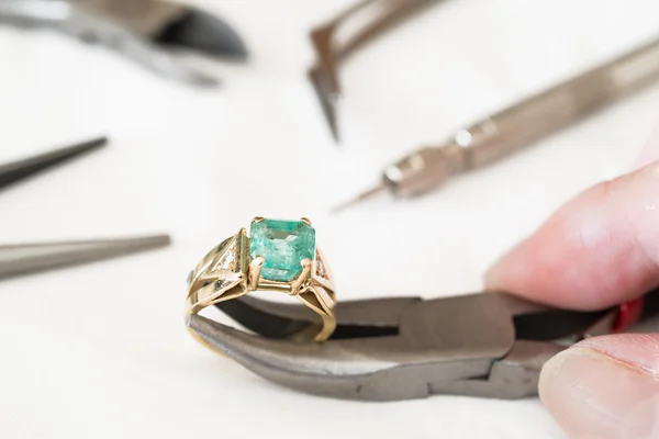 Reparatur und Restaurierung von Schmuck — Stockfoto