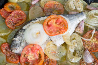 Fırında patates ile çipura