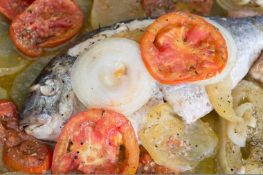 Fırında patates ile çipura