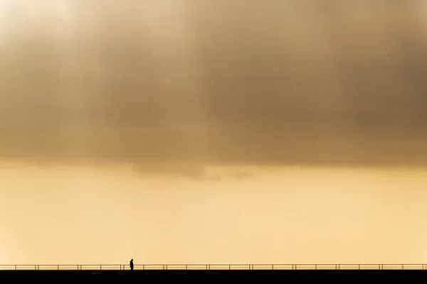 Marcher au coucher du soleil — Photo