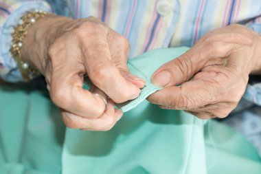 Kıdemli dikiş detay eller