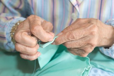 Kıdemli dikiş detay eller