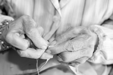 Kıdemli dikiş detay eller