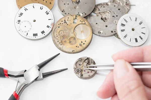 Ремонт и реставрация часов — стоковое фото