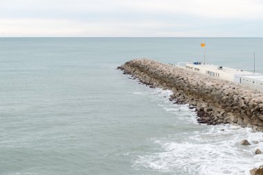 Dalgakıran bağlantı noktası koruyucu