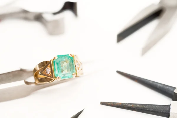 Reparação e restauração de jóias — Fotografia de Stock
