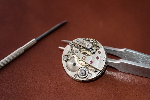 Reparação e restauração de relógios — Fotografia de Stock