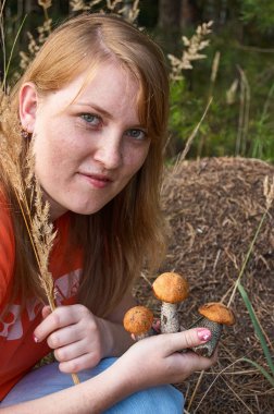 Karınca yuvası arka plan üzerinde mantar kızla