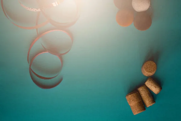 Kurdeleli ve Noel süslemeli yeni yıl bayrağı.