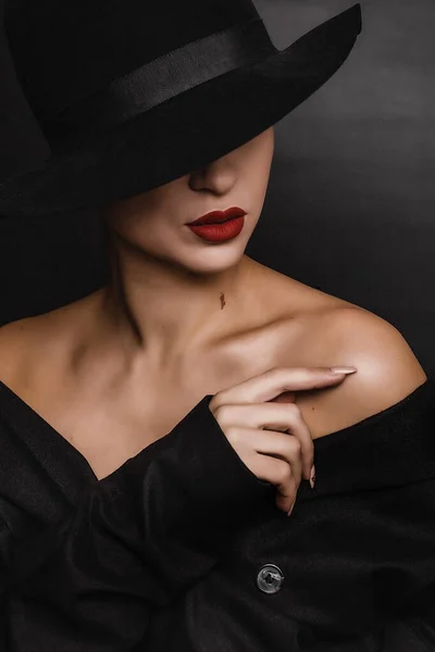 Dudaklarında kırmızı ruj olan bir kadın silueti.