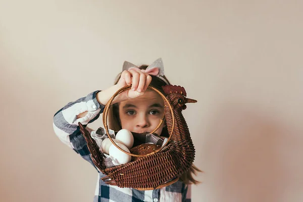 Paskalya sepetli güzel gözlü kız.