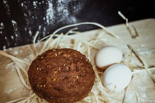 Paskalya kompozisyonu. Paskalya pastası ve iki yumurta.