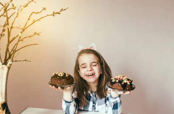 Mutlu Paskalyalar. Elinde paskalya pastası tutan tatlı, güler yüzlü kız.