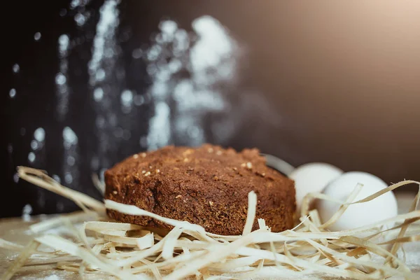 Paskalya kompozisyonu. Paskalya pastası ve iki yumurta.